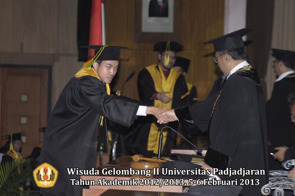 wisuda-unpad-gel-ii-ta-2012_2013-fakultas-ilmu-komunikasi-oleh-rektor-044