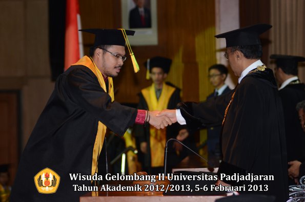 wisuda-unpad-gel-ii-ta-2012_2013-fakultas-ilmu-komunikasi-oleh-rektor-045