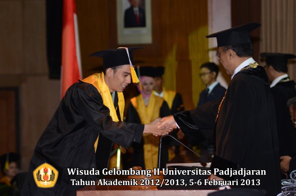 wisuda-unpad-gel-ii-ta-2012_2013-fakultas-ilmu-komunikasi-oleh-rektor-046