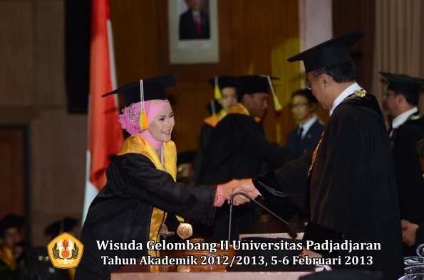 wisuda-unpad-gel-ii-ta-2012_2013-fakultas-ilmu-komunikasi-oleh-rektor-047