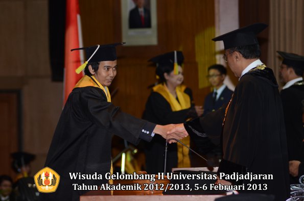 wisuda-unpad-gel-ii-ta-2012_2013-fakultas-ilmu-komunikasi-oleh-rektor-052