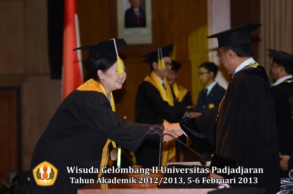 wisuda-unpad-gel-ii-ta-2012_2013-fakultas-ilmu-komunikasi-oleh-rektor-053