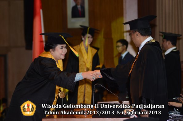 wisuda-unpad-gel-ii-ta-2012_2013-fakultas-ilmu-komunikasi-oleh-rektor-054