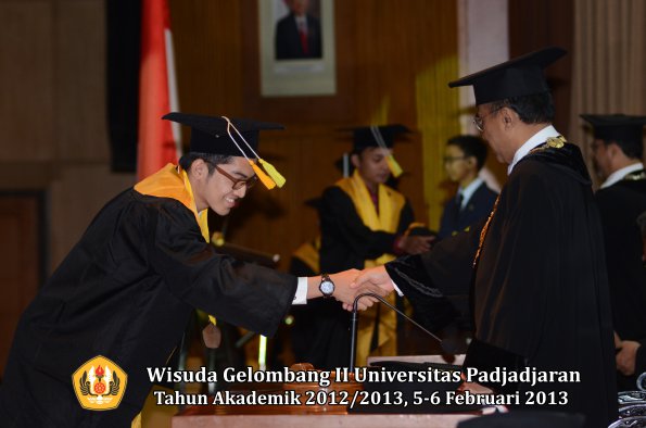 wisuda-unpad-gel-ii-ta-2012_2013-fakultas-ilmu-komunikasi-oleh-rektor-055