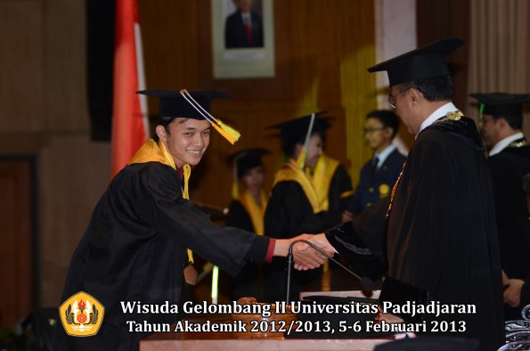 wisuda-unpad-gel-ii-ta-2012_2013-fakultas-ilmu-komunikasi-oleh-rektor-056