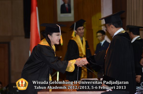 wisuda-unpad-gel-ii-ta-2012_2013-fakultas-ilmu-komunikasi-oleh-rektor-058