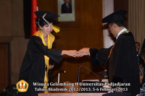 wisuda-unpad-gel-ii-ta-2012_2013-fakultas-ilmu-komunikasi-oleh-rektor-060