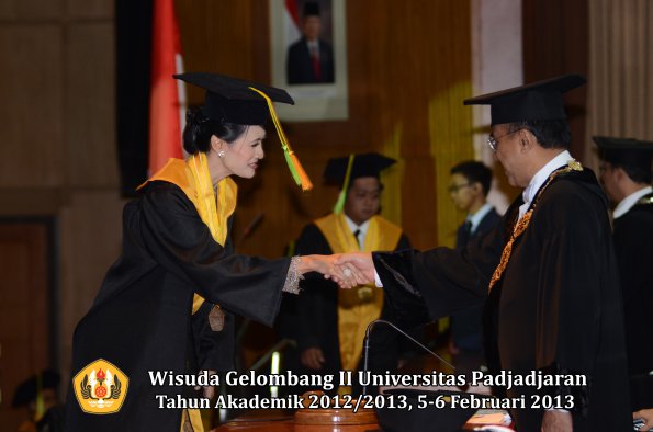 wisuda-unpad-gel-ii-ta-2012_2013-fakultas-ilmu-komunikasi-oleh-rektor-061