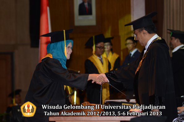 wisuda-unpad-gel-ii-ta-2012_2013-fakultas-ilmu-komunikasi-oleh-rektor-063