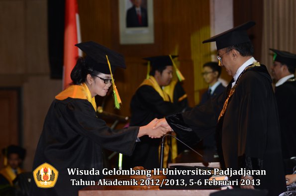 wisuda-unpad-gel-ii-ta-2012_2013-fakultas-ilmu-komunikasi-oleh-rektor-065