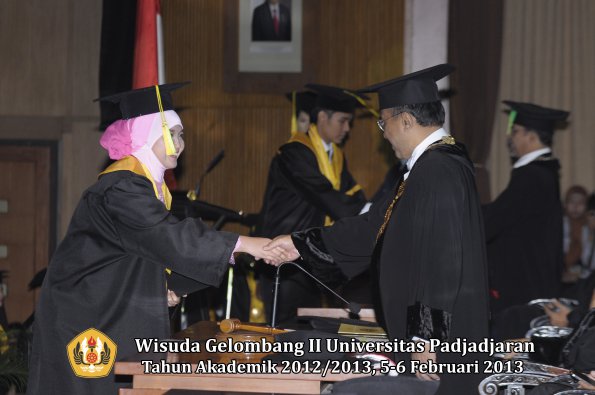 wisuda-unpad-gel-ii-ta-2012_2013-fakultas-ilmu-komunikasi-oleh-rektor-069