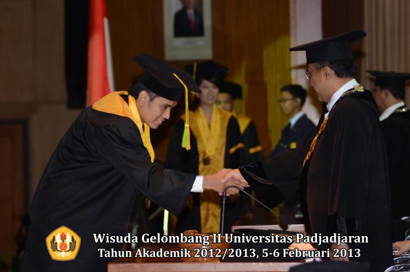 wisuda-unpad-gel-ii-ta-2012_2013-fakultas-ilmu-komunikasi-oleh-rektor-070