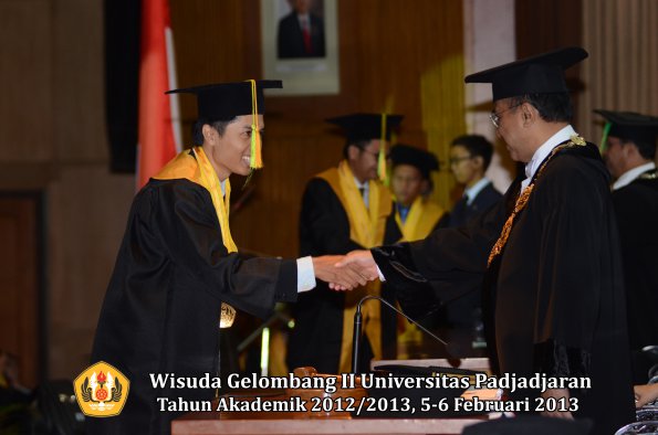 wisuda-unpad-gel-ii-ta-2012_2013-fakultas-ilmu-komunikasi-oleh-rektor-073