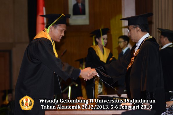 wisuda-unpad-gel-ii-ta-2012_2013-fakultas-ilmu-komunikasi-oleh-rektor-075