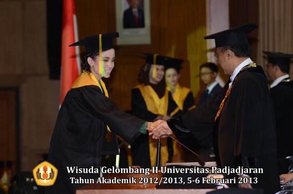 wisuda-unpad-gel-ii-ta-2012_2013-fakultas-ilmu-komunikasi-oleh-rektor-076