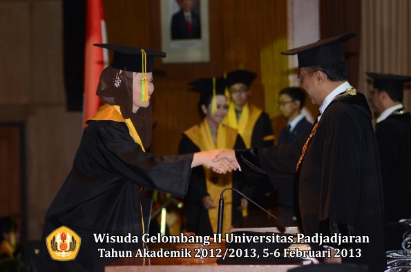 wisuda-unpad-gel-ii-ta-2012_2013-fakultas-ilmu-komunikasi-oleh-rektor-077