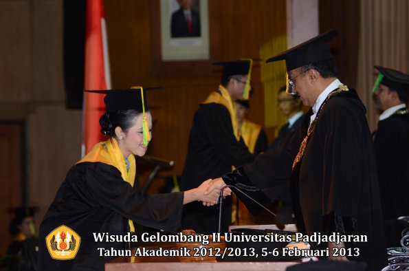 wisuda-unpad-gel-ii-ta-2012_2013-fakultas-ilmu-komunikasi-oleh-rektor-078