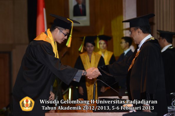 wisuda-unpad-gel-ii-ta-2012_2013-fakultas-ilmu-komunikasi-oleh-rektor-079