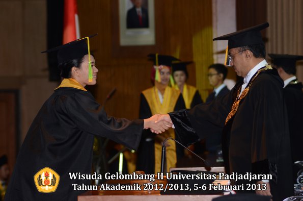 wisuda-unpad-gel-ii-ta-2012_2013-fakultas-ilmu-komunikasi-oleh-rektor-080