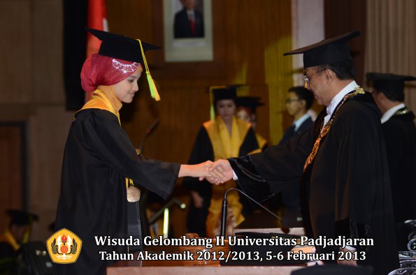 wisuda-unpad-gel-ii-ta-2012_2013-fakultas-ilmu-komunikasi-oleh-rektor-081