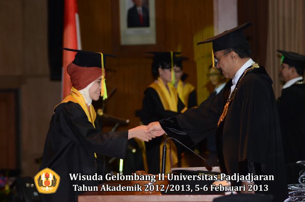 wisuda-unpad-gel-ii-ta-2012_2013-fakultas-ilmu-komunikasi-oleh-rektor-083