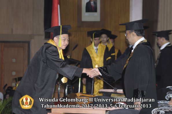 wisuda-unpad-gel-ii-ta-2012_2013-fakultas-ilmu-komunikasi-oleh-rektor-086