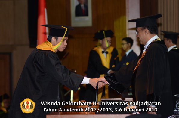 wisuda-unpad-gel-ii-ta-2012_2013-fakultas-ilmu-komunikasi-oleh-rektor-087
