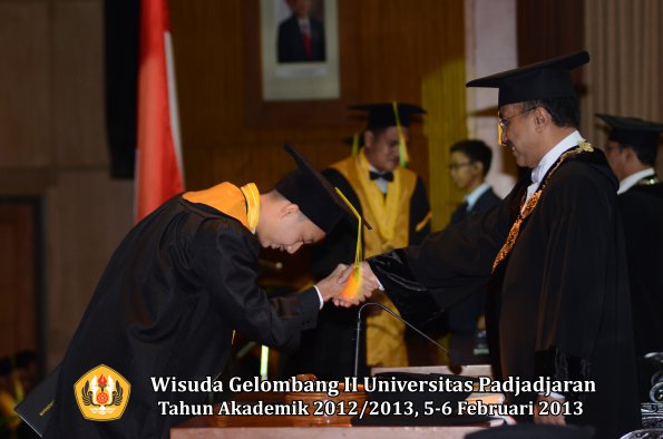 wisuda-unpad-gel-ii-ta-2012_2013-fakultas-ilmu-komunikasi-oleh-rektor-088