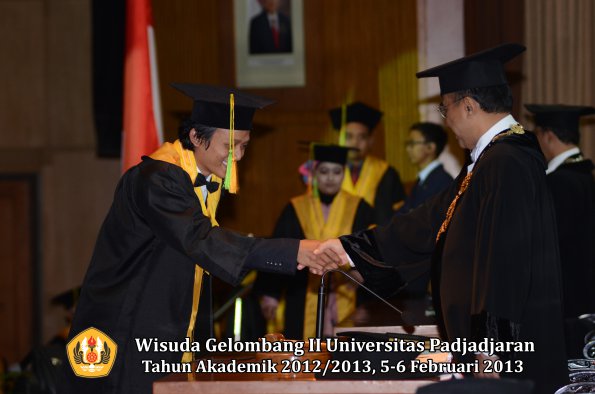 wisuda-unpad-gel-ii-ta-2012_2013-fakultas-ilmu-komunikasi-oleh-rektor-090