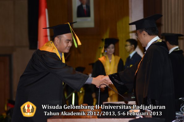 wisuda-unpad-gel-ii-ta-2012_2013-fakultas-ilmu-komunikasi-oleh-rektor-092
