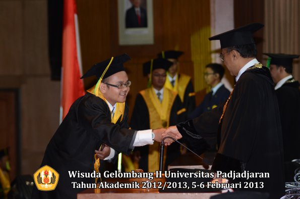 wisuda-unpad-gel-ii-ta-2012_2013-fakultas-ilmu-komunikasi-oleh-rektor-095