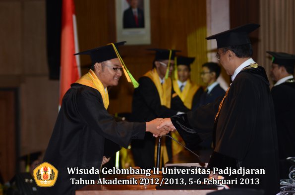 wisuda-unpad-gel-ii-ta-2012_2013-fakultas-ilmu-komunikasi-oleh-rektor-096