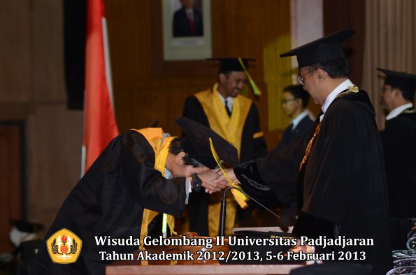 wisuda-unpad-gel-ii-ta-2012_2013-fakultas-ilmu-komunikasi-oleh-rektor-101
