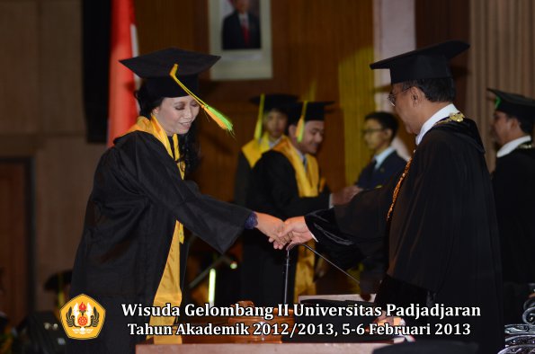 wisuda-unpad-gel-ii-ta-2012_2013-fakultas-ilmu-komunikasi-oleh-rektor-104