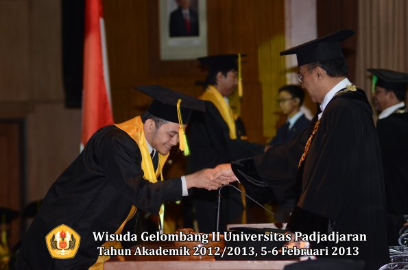 wisuda-unpad-gel-ii-ta-2012_2013-fakultas-ilmu-komunikasi-oleh-rektor-105
