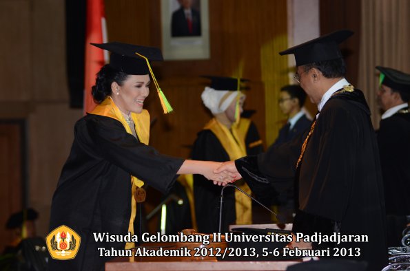 wisuda-unpad-gel-ii-ta-2012_2013-fakultas-ilmu-komunikasi-oleh-rektor-107