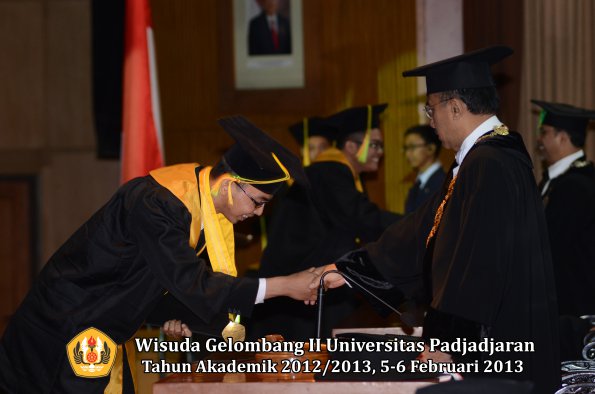 wisuda-unpad-gel-ii-ta-2012_2013-fakultas-ilmu-komunikasi-oleh-rektor-112