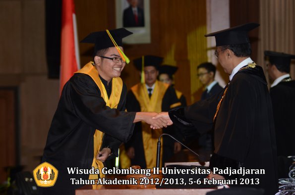 wisuda-unpad-gel-ii-ta-2012_2013-fakultas-ilmu-komunikasi-oleh-rektor-113