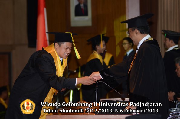wisuda-unpad-gel-ii-ta-2012_2013-fakultas-ilmu-komunikasi-oleh-rektor-114