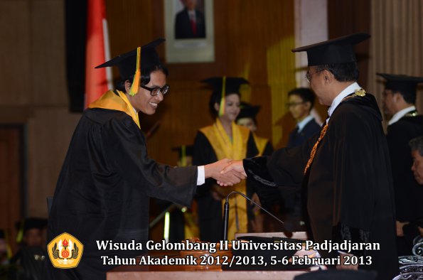 wisuda-unpad-gel-ii-ta-2012_2013-fakultas-ilmu-komunikasi-oleh-rektor-118