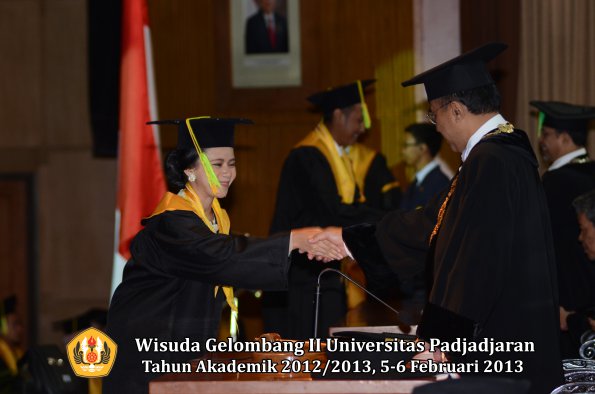 wisuda-unpad-gel-ii-ta-2012_2013-fakultas-ilmu-komunikasi-oleh-rektor-120