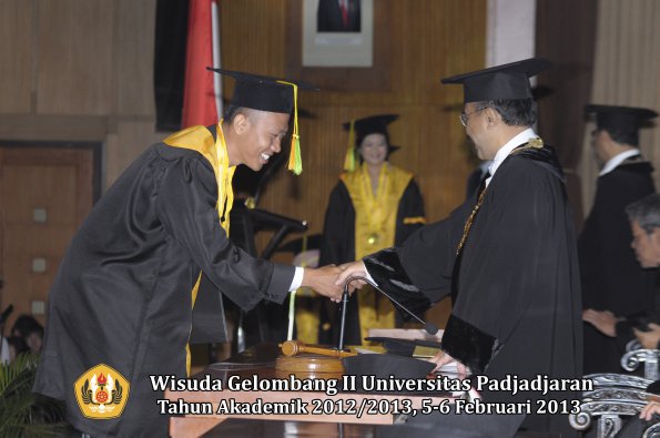 wisuda-unpad-gel-ii-ta-2012_2013-fakultas-ilmu-komunikasi-oleh-rektor-122