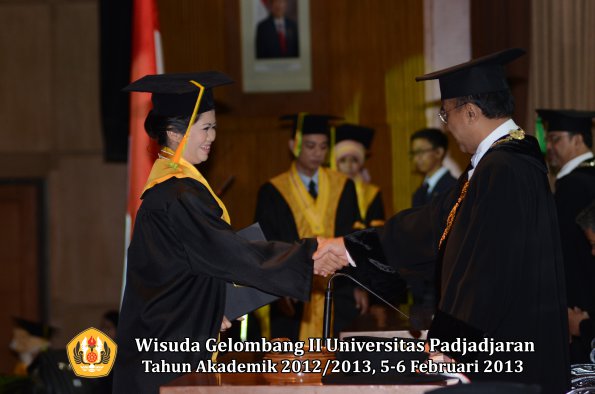 wisuda-unpad-gel-ii-ta-2012_2013-fakultas-ilmu-komunikasi-oleh-rektor-123