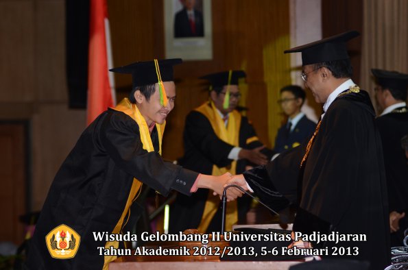 wisuda-unpad-gel-ii-ta-2012_2013-fakultas-ilmu-komunikasi-oleh-rektor-127