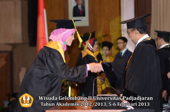 wisuda-unpad-gel-ii-ta-2012_2013-fakultas-ilmu-komunikasi-oleh-rektor-132