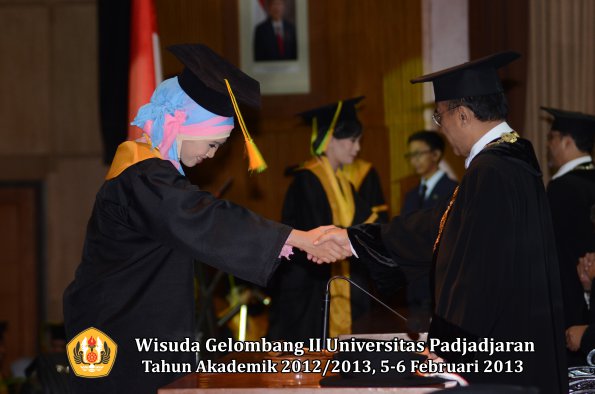 wisuda-unpad-gel-ii-ta-2012_2013-fakultas-ilmu-komunikasi-oleh-rektor-140