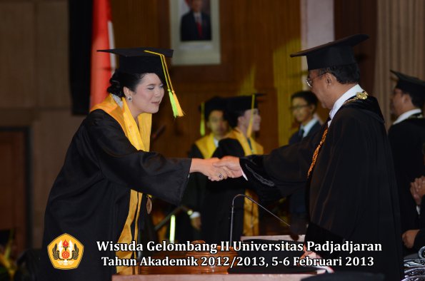 wisuda-unpad-gel-ii-ta-2012_2013-fakultas-ilmu-komunikasi-oleh-rektor-143