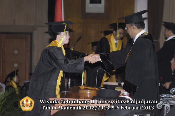 wisuda-unpad-gel-ii-ta-2012_2013-fakultas-ilmu-komunikasi-oleh-rektor-144