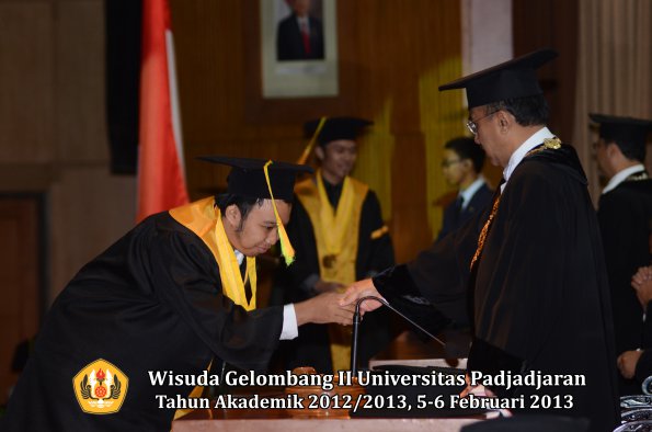 wisuda-unpad-gel-ii-ta-2012_2013-fakultas-ilmu-komunikasi-oleh-rektor-145