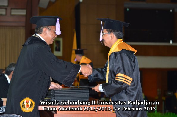 wisuda-unpad-gel-ii-ta-2012_2013-fakultas-kedokteran-gigi-oleh-dekan-011